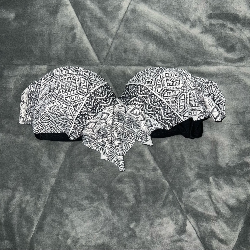 JCP Swimsuit top. Medium. Black & White